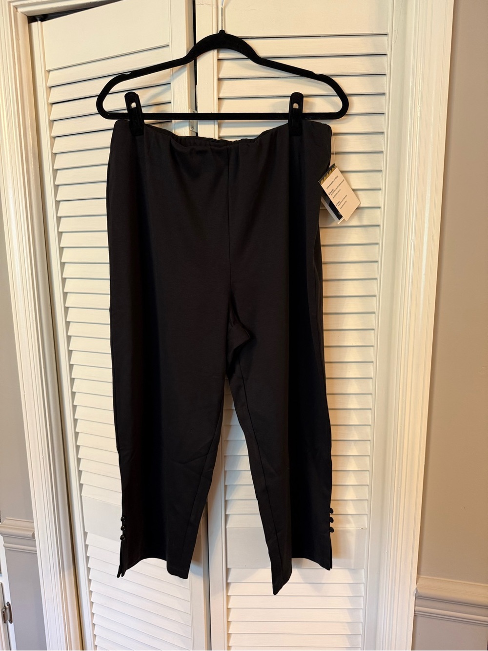 Bob Mackie Black Cropped Capri Leggings w/ Button Hem – Size L